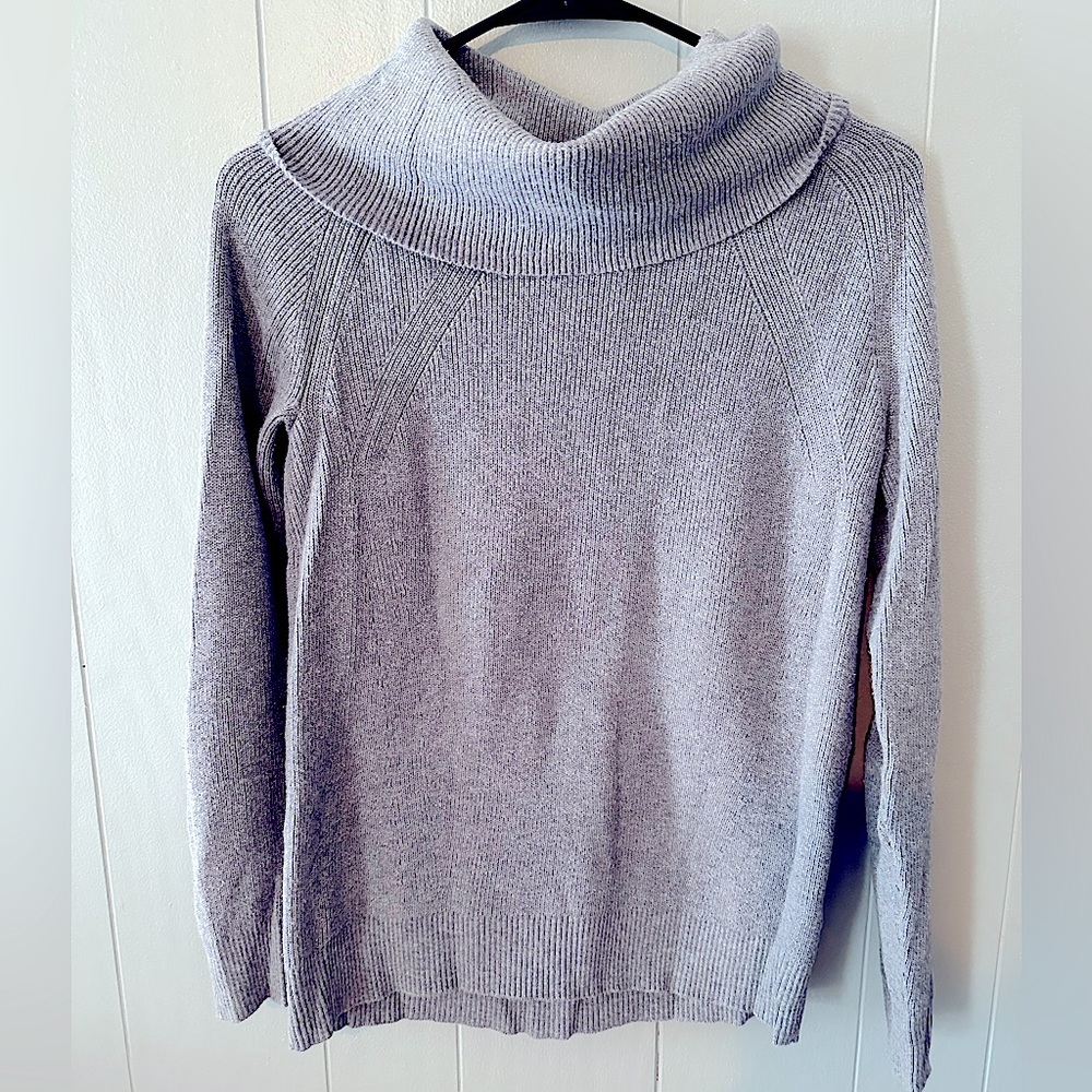 Women’s Banana Republic Cowl Neck Sweater. Size XS